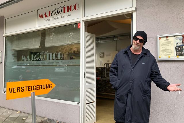 Kaberettist Torsten Sträter steht vor dem Majestic Theater in Waltrop neben einem Schild, auf dem Versteigerung steht.