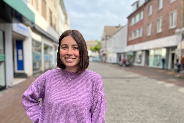 Julia Müller in der Dattelner Innenstadt.