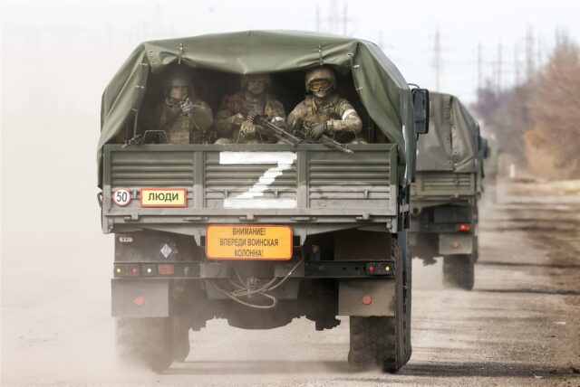 Dieses von der russischen Staatsagentur Tass verbreitete Bild zeigt Uniformierte auf dem Weg zum Kontrollpunkt Perekop die auf der Ladefläche eines Lastwagens sitzen auf den ein weißes Z aufgemalt ist.