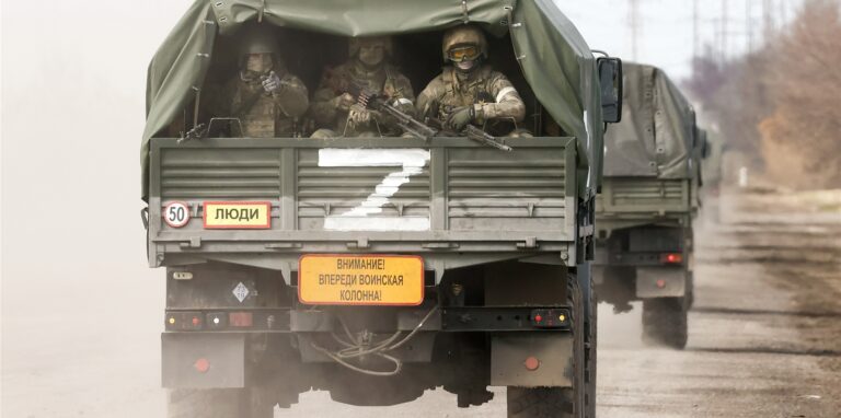 Dieses von der russischen Staatsagentur Tass verbreitete Bild zeigt Uniformierte auf dem Weg zum Kontrollpunkt Perekop die auf der Ladefläche eines Lastwagens sitzen auf den ein weißes Z aufgemalt ist.