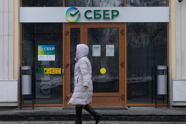 Eine Frau geht am Büro der Sberbank, der größten Bank in Russland, vorbei. Die Bank ist bisher noch nicht mit Sanktionen in Folge der russischen Invasion in die Ukraine belegt worden.