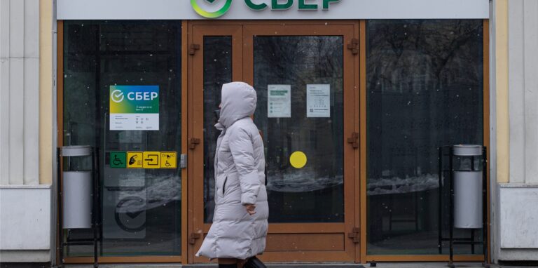 Eine Frau geht am Büro der Sberbank, der größten Bank in Russland, vorbei. Die Bank ist bisher noch nicht mit Sanktionen in Folge der russischen Invasion in die Ukraine belegt worden.