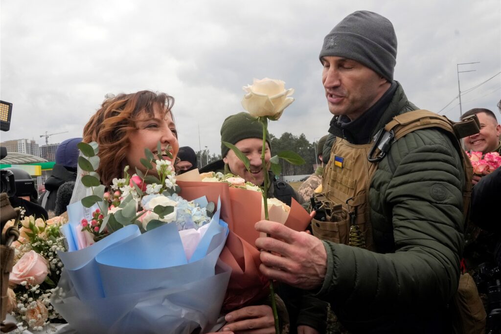 Wladimir Klitschko (r), ehemaliger ukrainischer Box-Profi, gratuliert den frisch verheirateten Mitgliedern der ukrainischen Territorialen Verteidigungskräfte Lesia Iwashchenko (l) und Walerii Fylymonow nach einer Hochzeitszeremonie an einem Kontrollpunkt. Wladimir Klitschko (r), ehemaliger ukrainischer Box-Profi, gratuliert den frisch verheirateten Mitgliedern der ukrainischen Territorialen Verteidigungskräfte Lesia Iwashchenko (l) und Walerii Fylymonow nach einer Hochzeitszeremonie an einem Kontrollpunkt.