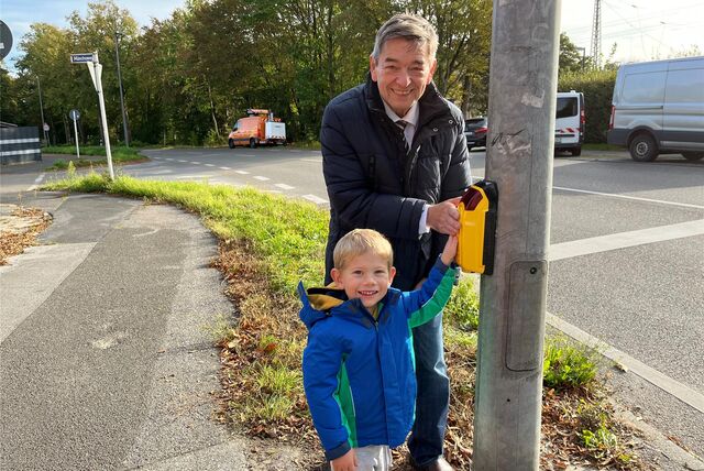 Felix und Werner Arndt drücken auf den Knopf der schlafenden Ampel an der Halterner Straße in Sinsen.