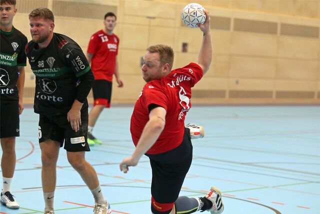 Till Spangenberg wünscht sich für das Spiel in Hattingen ähnlich viel Freiraum am Kreis wie in dieser Szene im Pokalspiel gegen Welper.