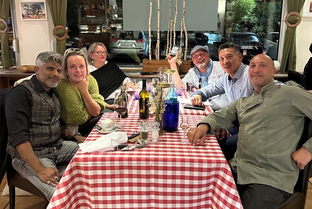 Trafen sich vor der Ausstrahlungs-Woche in der Trattoria Puglia: (v.l.) Mahesh Hewakandamby (The EIephants, Halver), Marlen Kempf (Parkbad Süd), Susanne und Ralph Kahre (Kahre’s Küchenzauber), Sin Choi (Bach Tra Cuisine Hamm) und Hausherr Nunzio Marcucci.