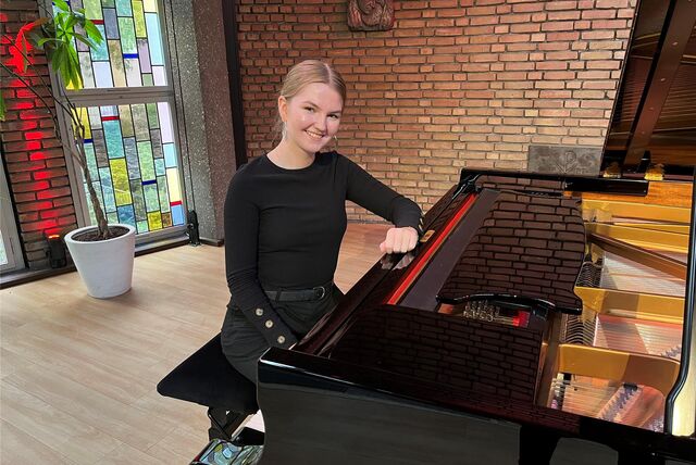 Oleksandra Makarova am Klavier im Kulturzentrum Erlöserkirche.