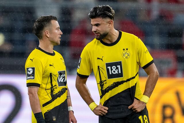 Patrick Göbel und Antonios Papadopoulos reden miteinander.