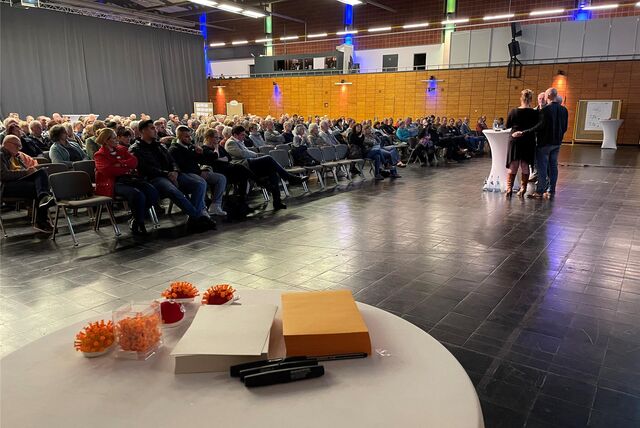 200 Menschen kamen Donnerstagabend zum Bürgerdialog in die Europahalle. Die Diskussion zu den Hochwasser-Schäden dieses Sommers entlang der Emscher machten sie sich zu eigen.
