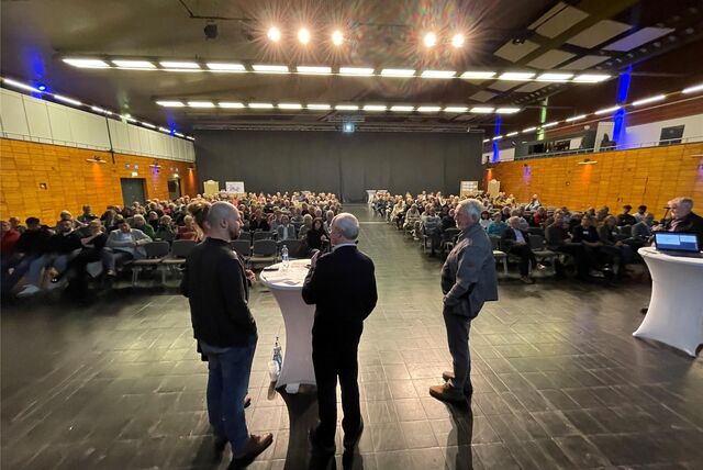 200 Menschen kamen Donnerstagabend zum Bürgerdialog in die Europahalle. Die Diskussion zu den Hochwasser-Schäden dieses Sommers entlang der Emscher machten sie sich zu eigen.