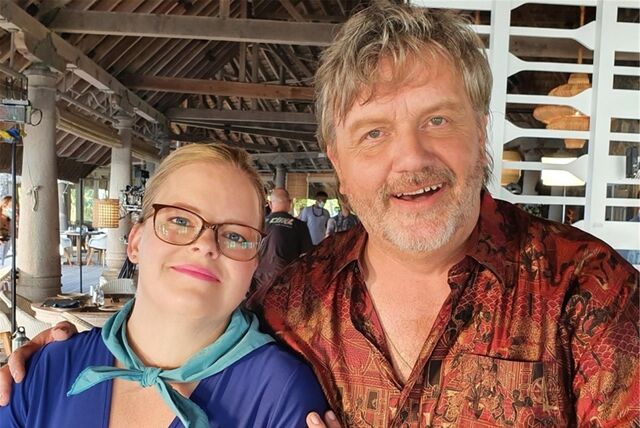 Hape Kerkeling und Andrea Schneider am Drehort auf Mauritius.