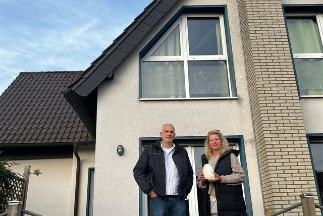 Bettina Hartwig-Labs (rechts) und Jürgen Labs stehen vor ihrem Haus in Bönen.