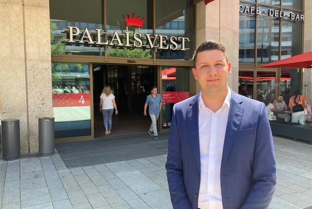 Centermanager Gerrit Beckmann vorm Palais Vest in Recklinghausen