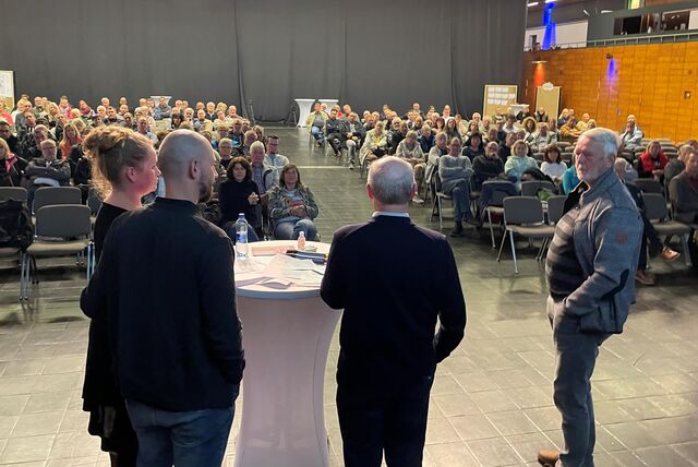 Klaus-Dieter Tesch am Podium beim Bürgerdialog (r.) mit Moderator Martin Enderle und den anderen Betroffenen Marco Kasper und Stephanie Jug vor rund 200 Gästen.