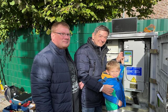 Martin Strzelczyk, Werner Arndt und der vierjährige Felix vor dem Sicherungskasten der zweiten schlafenden Ampel Marls.