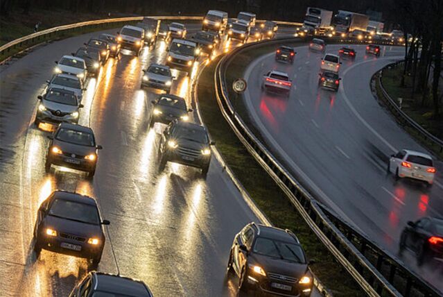 Stau auf einer Autobahn in der Dämmerung