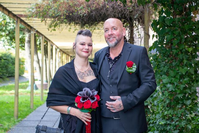 Stefanie Ahle und Felix Graf von Mycielski tragen keine Hochzeitsringe. Stattdessen will sich das Paar das Hochzeitsdatum auf die Finger tätowieren lassen.