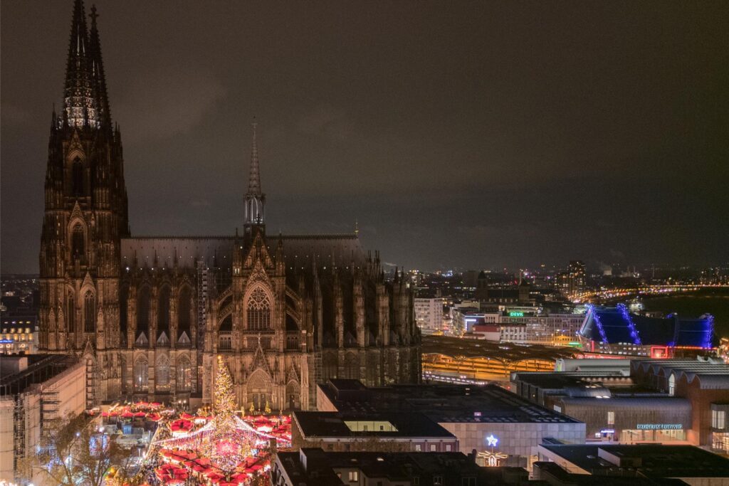 Vor dem Kölner Dom wird auch dieses Jahr der Weihnachtsmarkt 2023 veranstaltet. Vor dem Kölner Dom wird auch dieses Jahr der Weihnachtsmarkt 2023 veranstaltet.