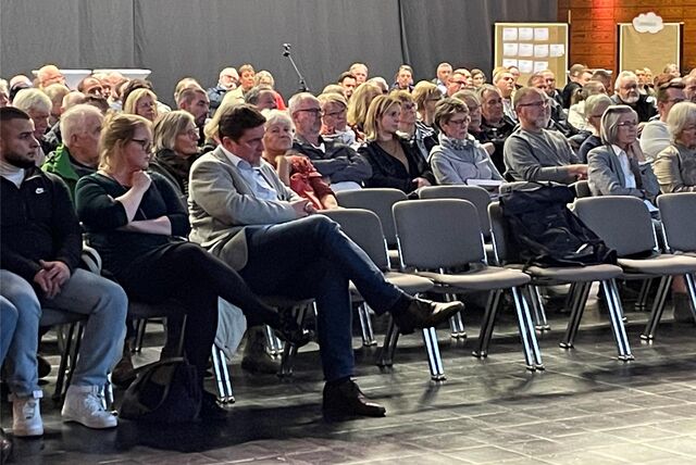 200 Menschen kamen Donnerstagabend zum Bürgerdialog in die Europahalle. In der ersten Reihe saßen Lisa Kapteinat, die Landtagsabgeordnete der SPD, und Parteikollege Bürgermeister Rajko Kravanja. Am Ende trat der noch ans Mikrofon.