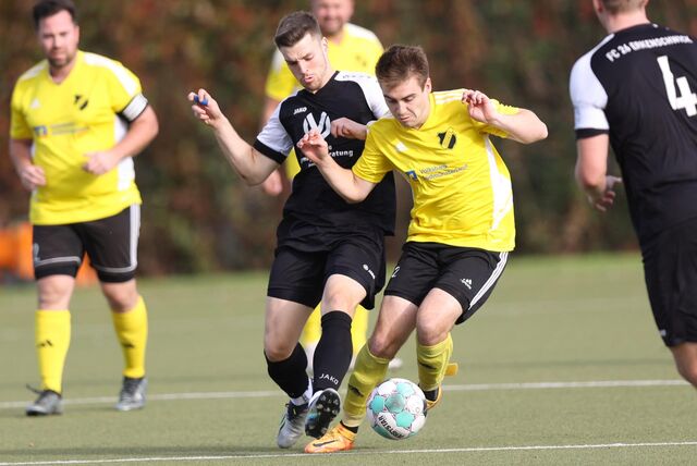 Zehn Tore für den FC 26 Erkenschwick hat Johannes Hülsken (l.) bisher erzielt – hier im Zweikampf mit Arnd Forsmann von Westfalia Vinnum.
