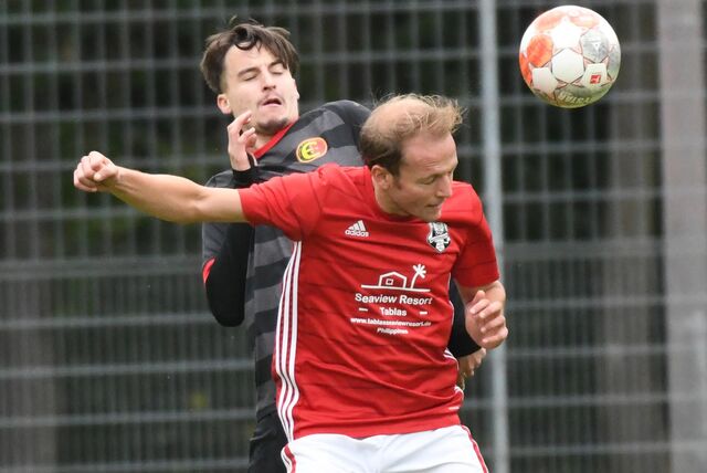 Der TuS Henrichenburg (rote Trikots), hier im Spiel gegen die Spvg Erkenschwick II, kam gegen den FC Preußen Hochlarmark zu einem 7:1-Erfolg. Cedric Knauer traf dabei vierfach.