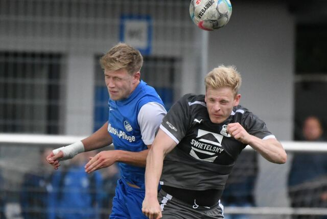 Westfalia Huckarde (schwarze Hemden) verteidigte durch zwei späte Tore die Spitze in der Bezirksliga 10.