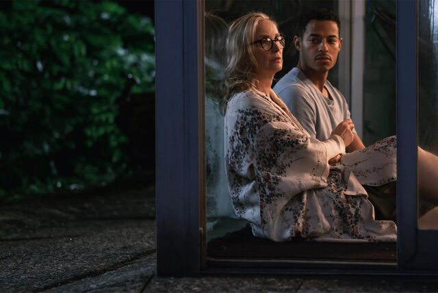 Liam (Daryl McCormack) turtelt mit Hélene (Julie Delpy).