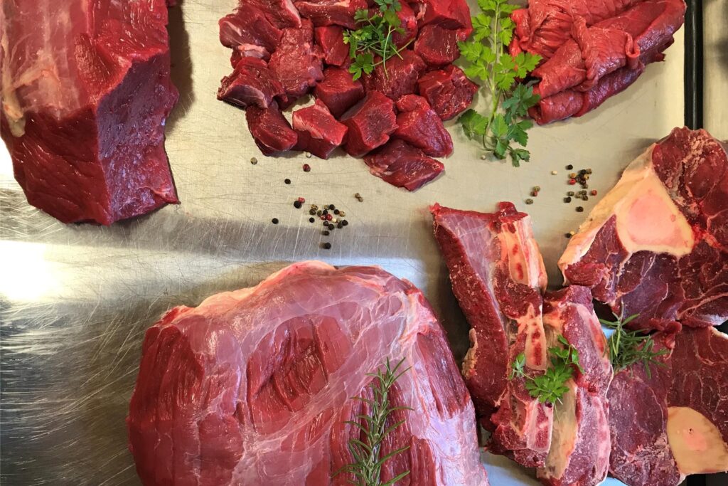Das Fleisch stamme von Tieren, die ein glückliches Leben hinter sich hatten, betont Sebastian Becker-Dahlhoff. Ein Schwein etwa sei Das Fleisch stamme von Tieren, die ein glückliches Leben hinter sich hatten, betont Sebastian Becker-Dahlhoff. Ein Schwein etwa sei