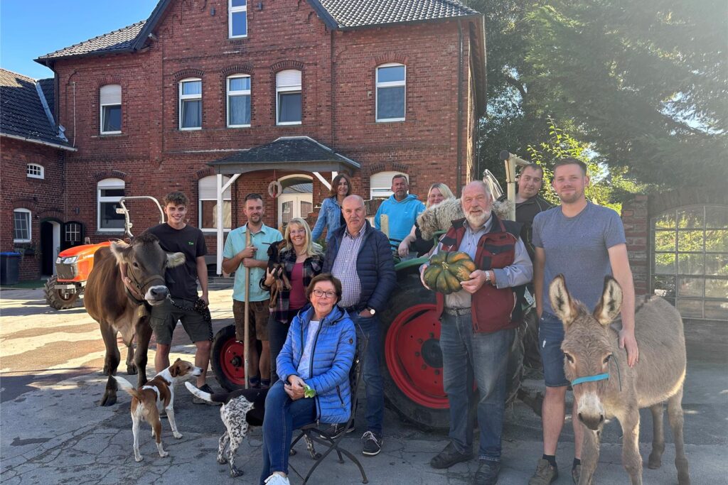 Gruppenbild mit Tieren: das Team des Hofes Dahlhoff. Gruppenbild mit Tieren: das Team des Hofes Dahlhoff.