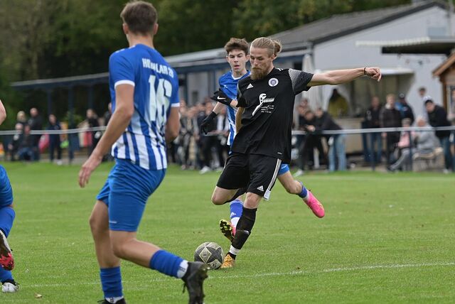 Kevin Suer (r.) zieht ab und trifft zur 1:0-Führung für die SG Horneburg.