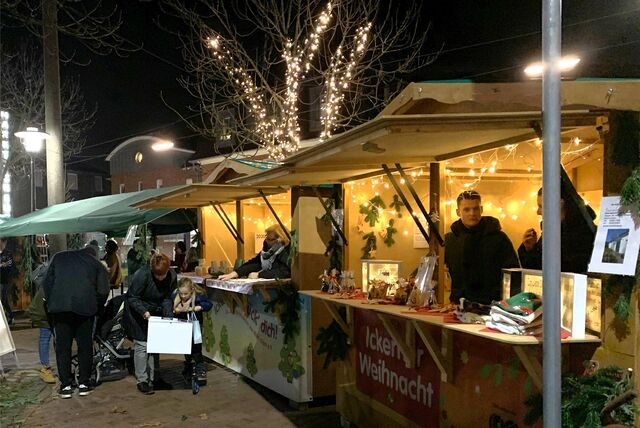 Das Weihnachtsmarktdorf steht auch in diesem Dezember wieder auf dem Ickerner Marktplatz.