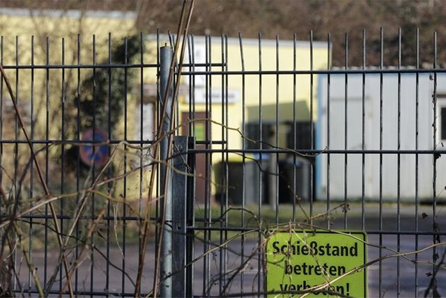 Blick durch einen Zaun auf das Gelände der Schießanlage Losheide in Datteln.