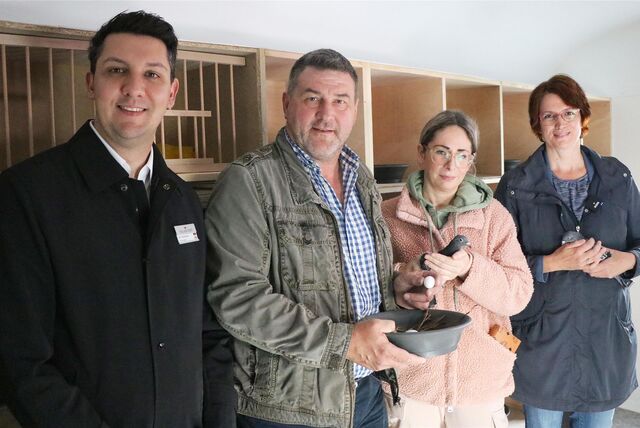 Gerrit Beckmann, Stefan Klinger, Virigina Döring und Martel Fil stehen in einer Reihe im neuen Taubenschlag der Stadt Recklinghausen.