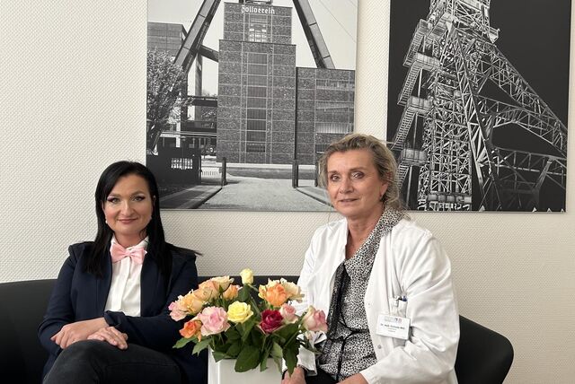 Victoria Soos (l.) und Dr. med. Elzbieta Witt sitzen in ihrem Büro im Prosper-Hospital in Recklinghausen.