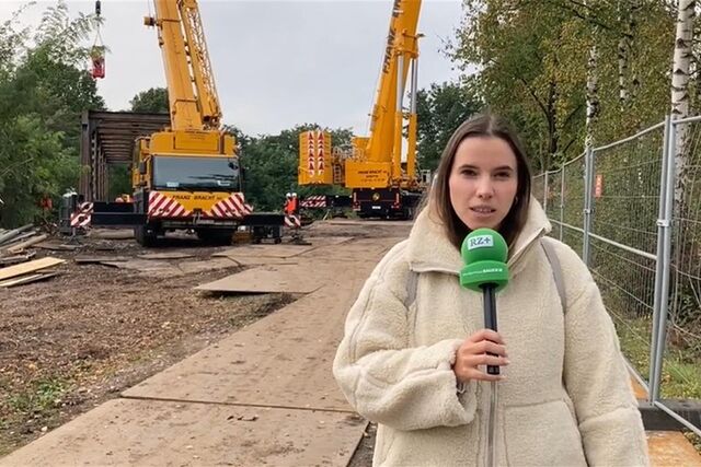 Ein Kran hakt sich in die ehemalige Zechenbahnbrücke an der Allee des Wandels in Recklinghausen