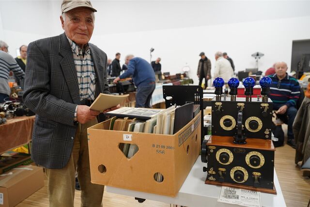 Älterer Herr vor Radio
