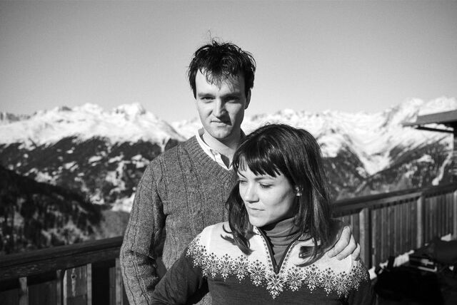 Physiker Johannes (Jan Bülow) trifft die geheimnisvolle Karin (Olivia Ross) in den Schweizer Bergen.