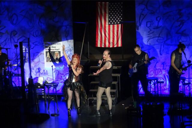Finale der Identitätsssuche bei „Hedwig and the angry inch“: Yitzhak (Jessica Kessler) darf wieder in die geliebten Frauenkleider schlüpfen und Hedwig (Leon van Leeuwen) kehrt zur ehemaligen männlichen Gestalt zurück.