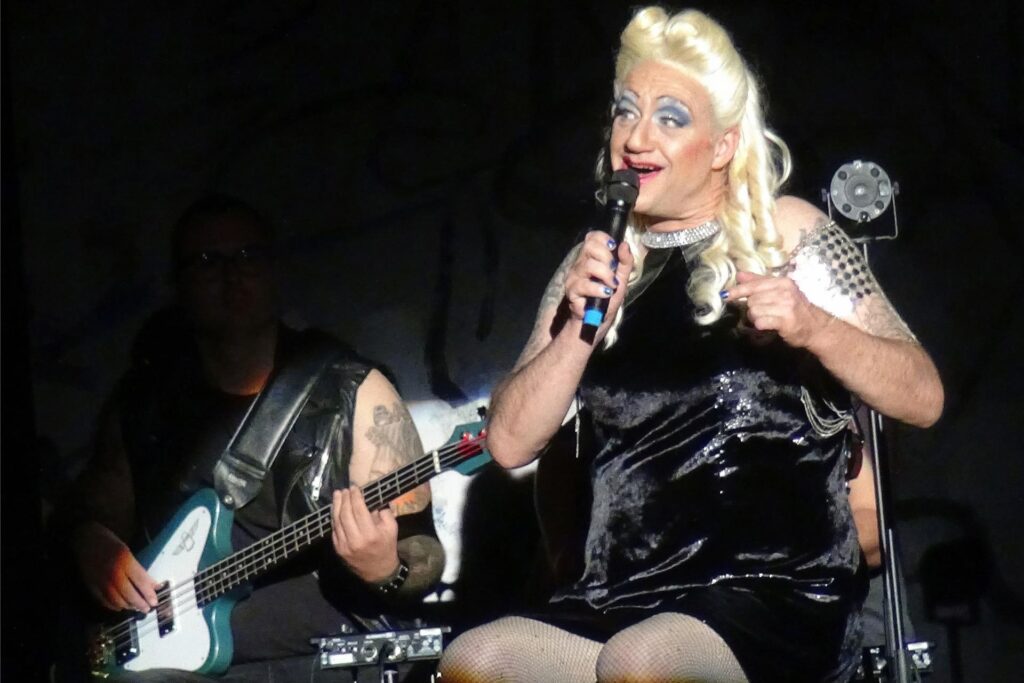 Rocksängerin Hedwig (Leon van Leuwen) erzählt von ihrer Jugend als Hansel Schmidt in Ost-Berlin. Rocksängerin Hedwig (Leon van Leuwen) erzählt von ihrer Jugend als Hansel Schmidt in Ost-Berlin.