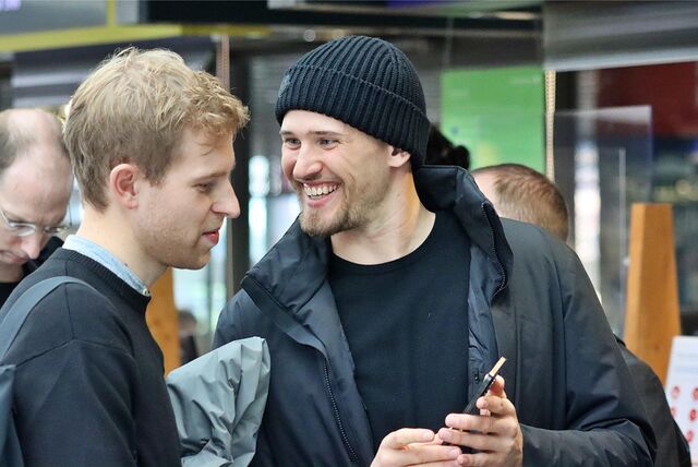 Gregor Kobel im Gespräch mit einem BVB-Mitarbeiter.
