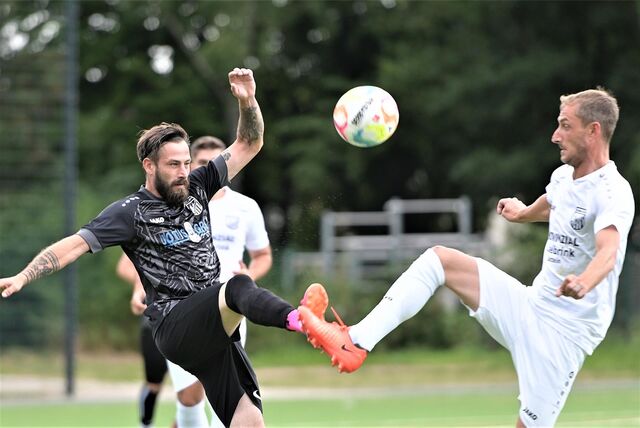 Andreas Stolzenberg (l.) traf für die zweite Mannschaft von Kültürspor Datteln.