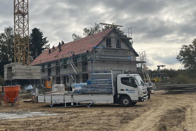 An einem Haus im Baugebiet Mariengärten wird auf dem Dach gearbeitet.