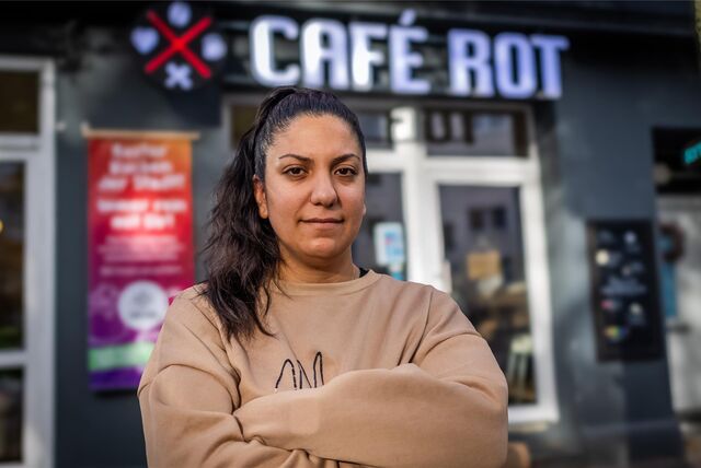 Café-Besitzerin Selvi Aksünger kämpft um die Zukunft ihres „dritten Kindes“, wie sie das Café Rot im Kaiserviertel nennt.