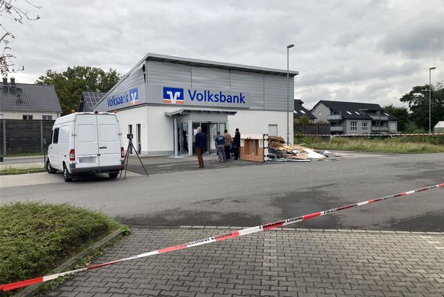 Die abgesperrte Volksbank-Filiale in Hamm von außen.
