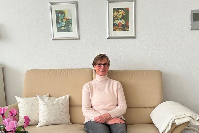 Annemarie Pätzold sitzt auf ihrem Sofa.