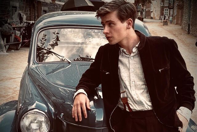 Schauspieler Paul Sundheim aus Recklinghausen steht an einem historischen Auto.