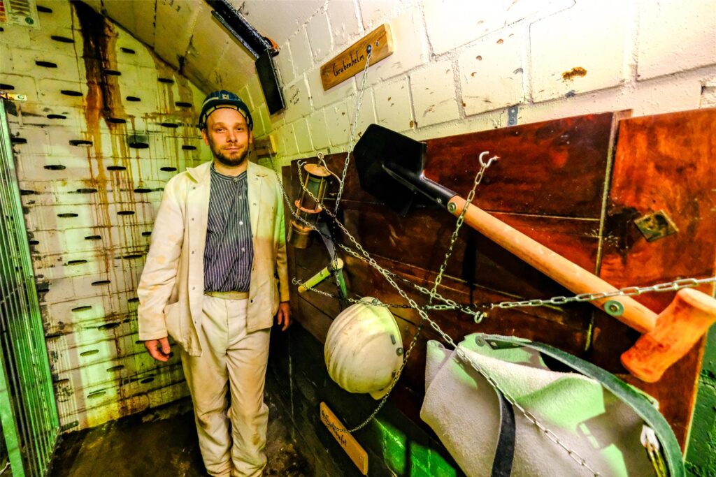 Standortleiter Sven Drinkmann steht in einem Escape-Room im Trainingsbergwerk Recklinghausen. Standortleiter Sven Drinkmann steht in einem Escape-Room im Trainingsbergwerk Recklinghausen.