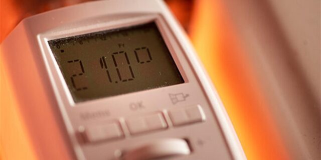 Ein einstellbares Thermostat.