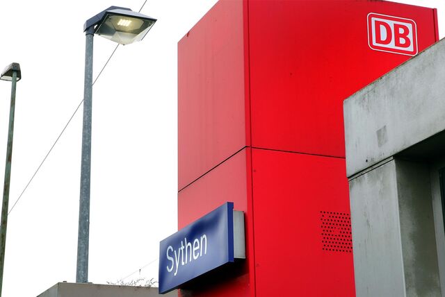 DB Haltepunkt in rot mit blauem Schild, auf dem Sythen steht.