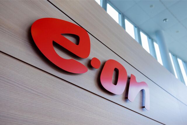 Blick auf das Logo in der Konzernzentrale des Energiekonzerns eon